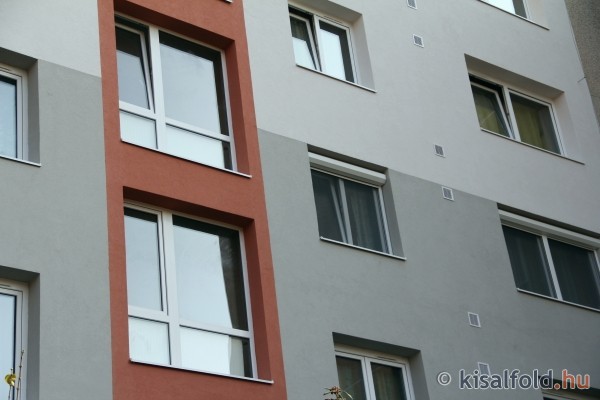 Győr, felújított panelház.