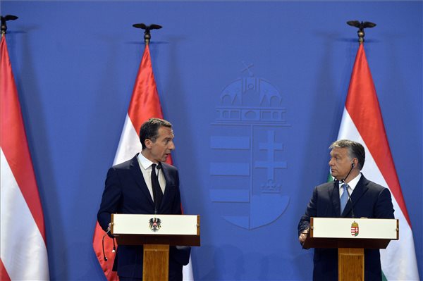 Christian Kern osztrák kancellár (b) és Orbán Viktor miniszterelnök sajtótájékoztatója az Országház Delegációs termében / MTI Fotó: Koszticsák Szilárd