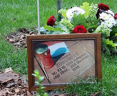 Emléktábla a Názáreti Nővérek gimnáziumának kertjében.