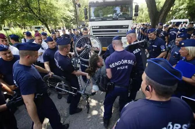 Rendőrök viszik el a Ligetvédők civil mozgalom egyik aktivistáját a városligeti Hungexpo irodaházaknál 2016. július 6-án. Az épületek bontását megkezdték, a hatóságok kiürítették a Liget Budapest projekt ellen tiltakozó aktivisták által elfoglalt területet. MTI Fotó: Balogh Zoltán