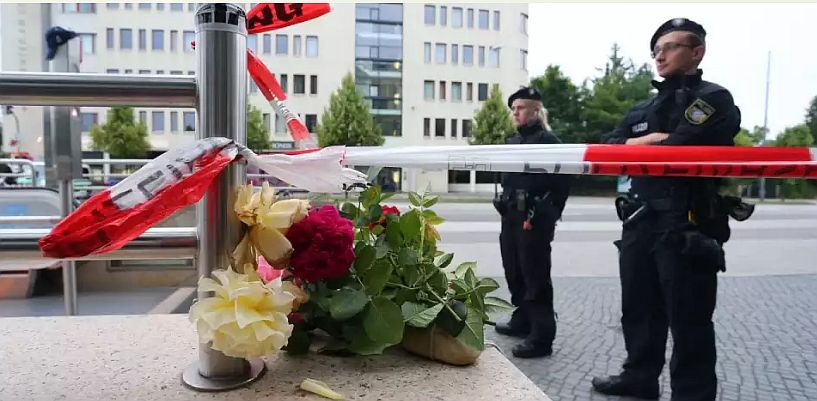 Virágok az áldozatok emlékére.