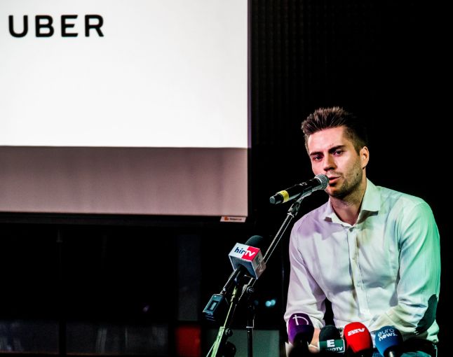 Fekete Zoltán, az Uber magyarországi operatív igazgatója sajtótájékoztatót tart a budapesti Akvárium Klubban 2016. július 13-án. Bejelentette, hogy a közösségi személyszállító cég felfüggeszti a szolgáltatást Budapesten július 24-én, amikor életbe lép a működését ellehetetlenítő jogszabály. MTI Fotó: Balogh Zoltán