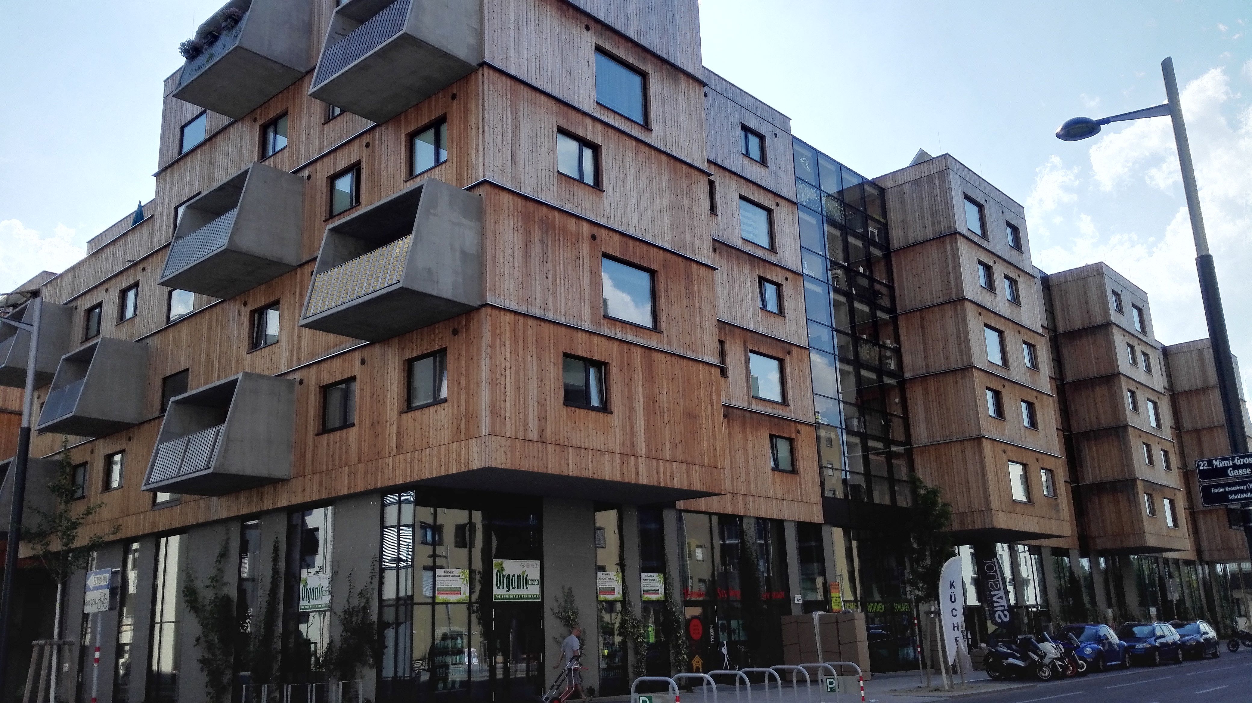 Egy kis változatosság: fával burkolt, szigetelt lakóház.