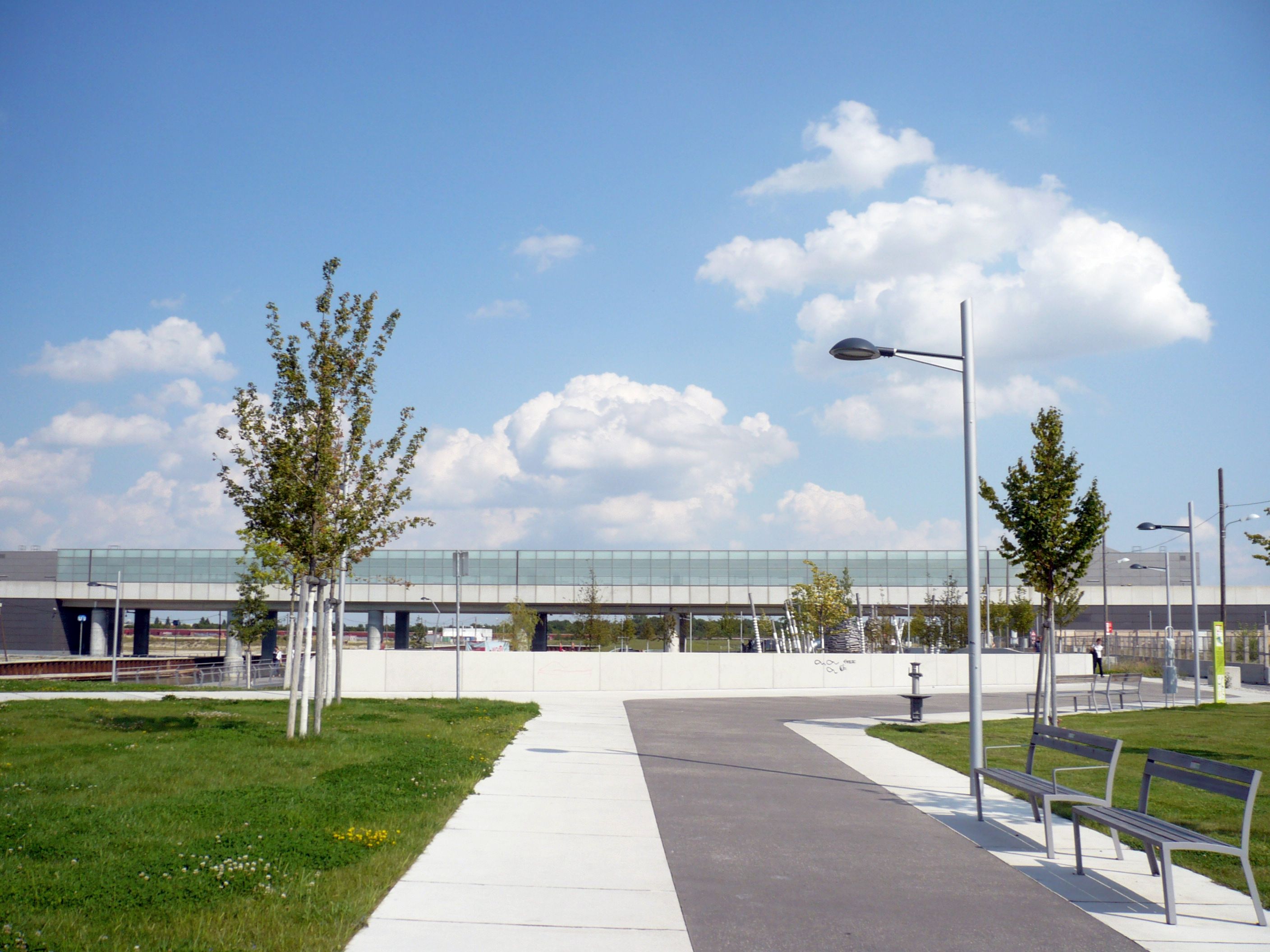 A föld fölött érkezik a földalatti Aspern-Seestadtba.