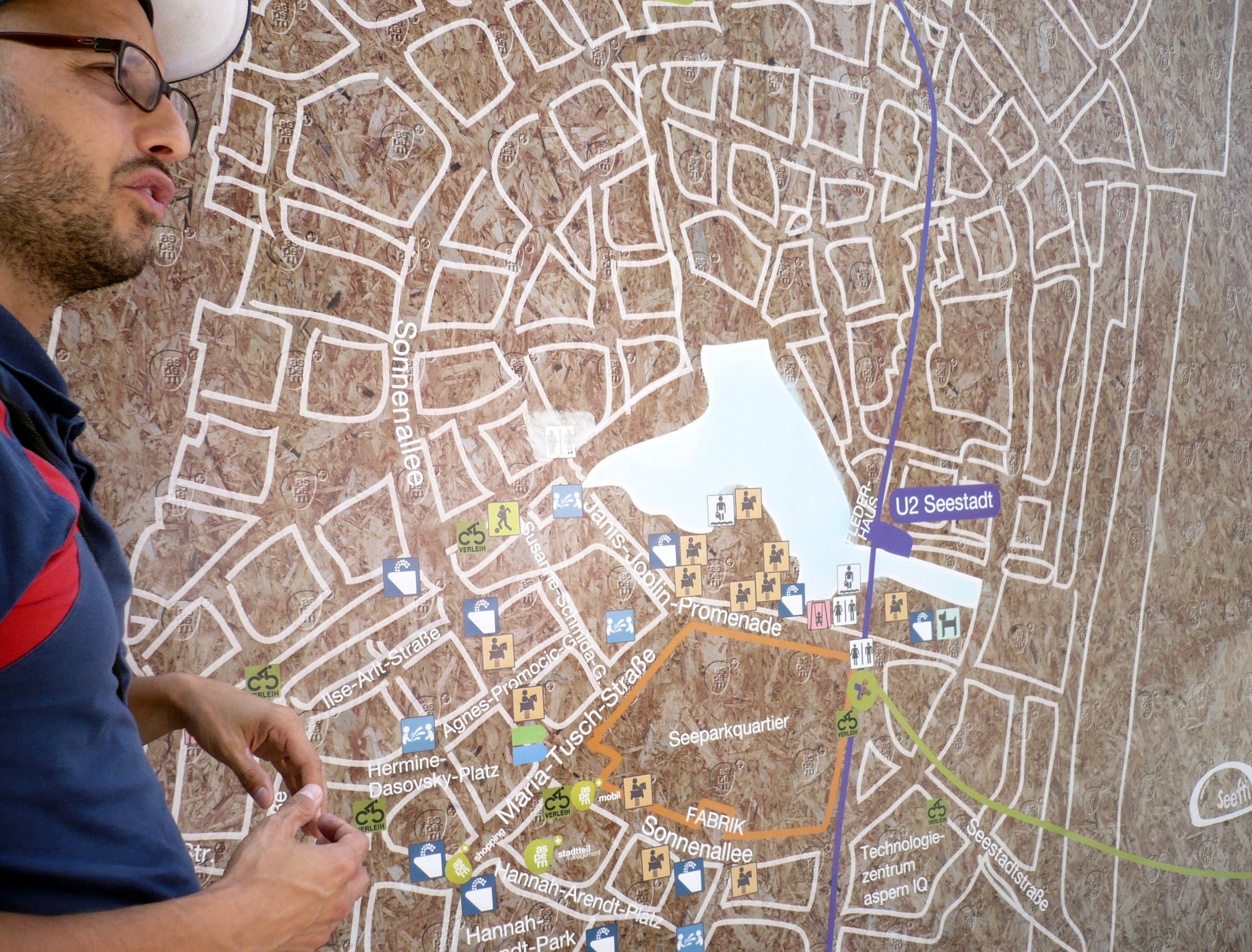 Nikolaus Summer a tóváros térképénél.