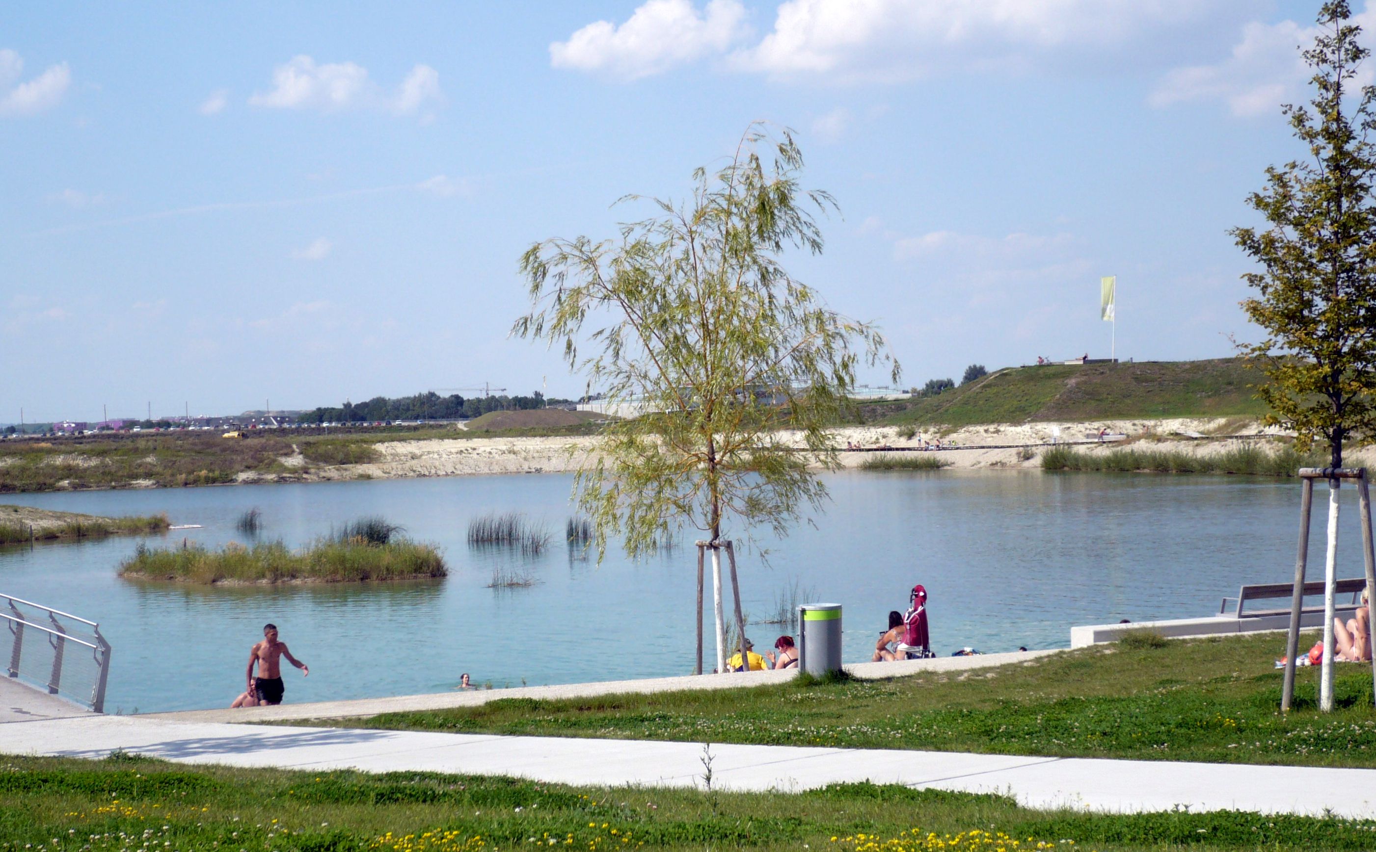 Déli 39 fokos hőségben még a kristálytiszta vízű névadó tó sem elég csábító.
