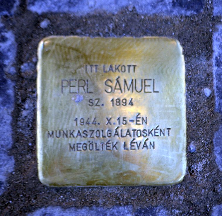 A Perl Sámuelre emlékeztető botlatókő.