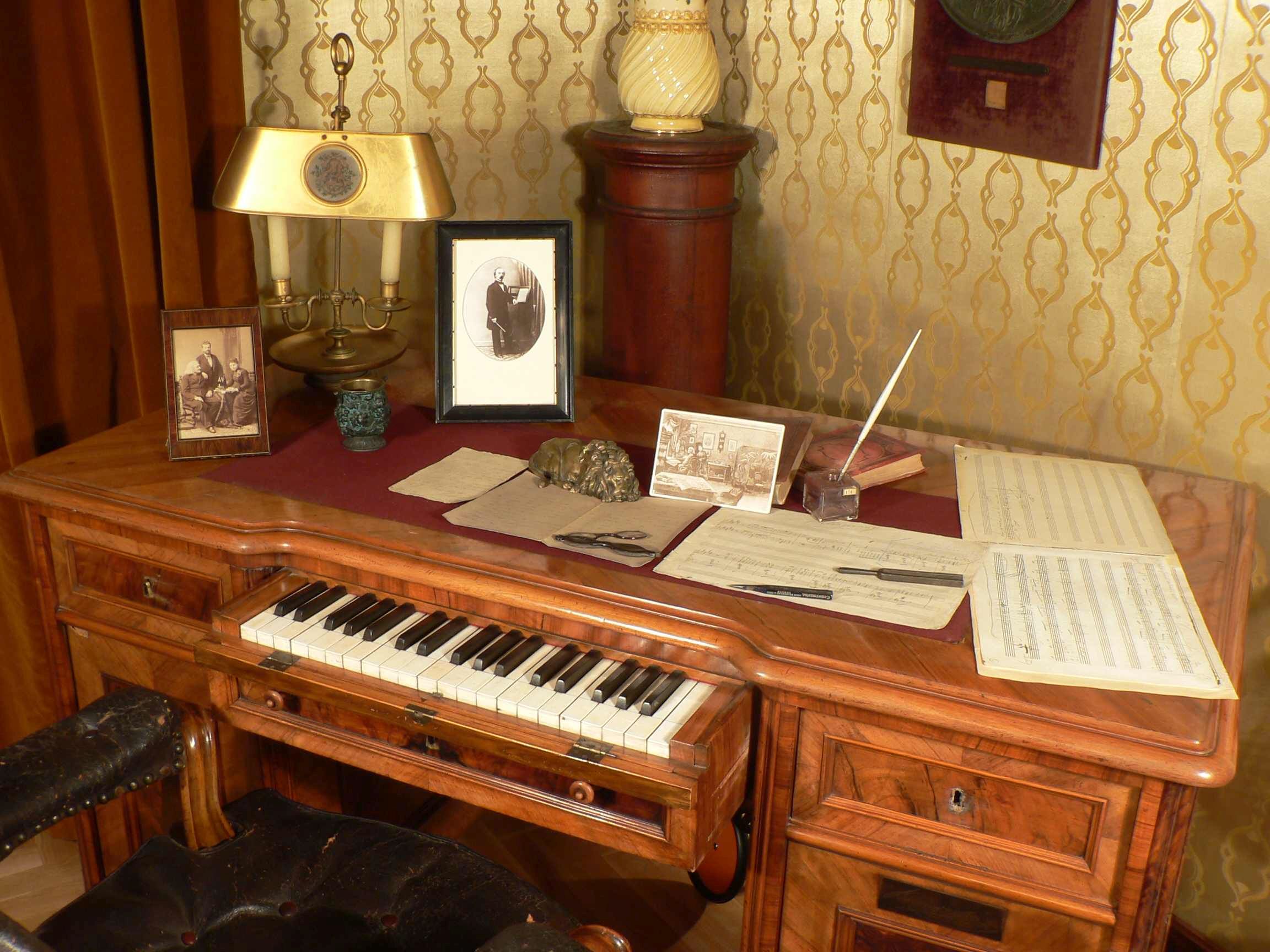 Liszt Muzeum: Liszt Ferenc háló- és dolgozószobája a komponálo-íróasztal.