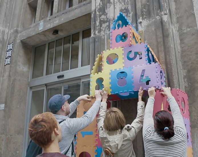Készül a demonstráció díszlete.