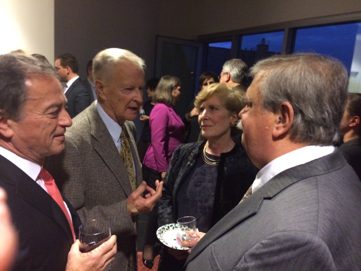 A washingtoni megemlékezés néhány részvevője, középpontban Zbigniew Brzezinskivel. (Foto: Simonyi András)