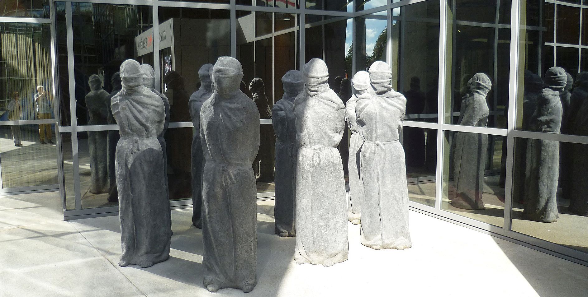 Szoborcsoport a Nemzetközi Vöröskereszt Múzeuma előtt.