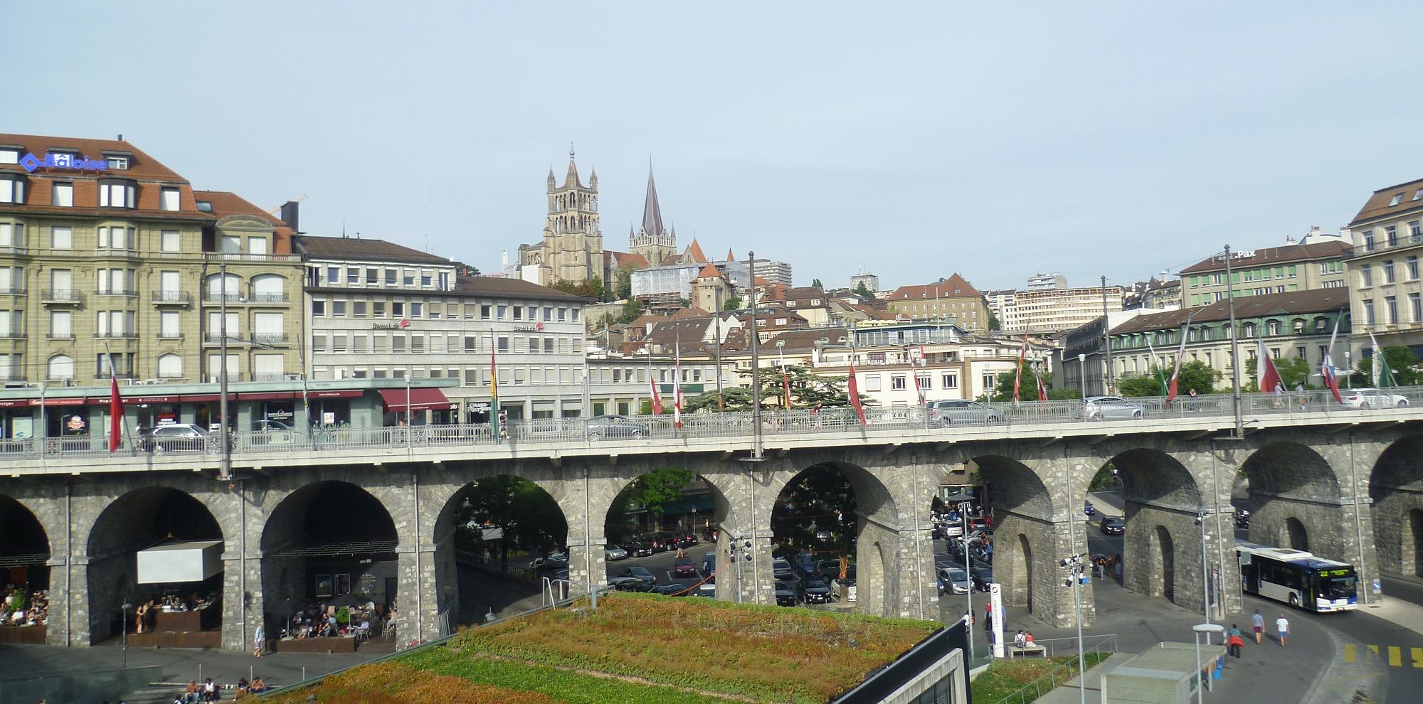 Lausanne látképe, háttérben a katedrális.