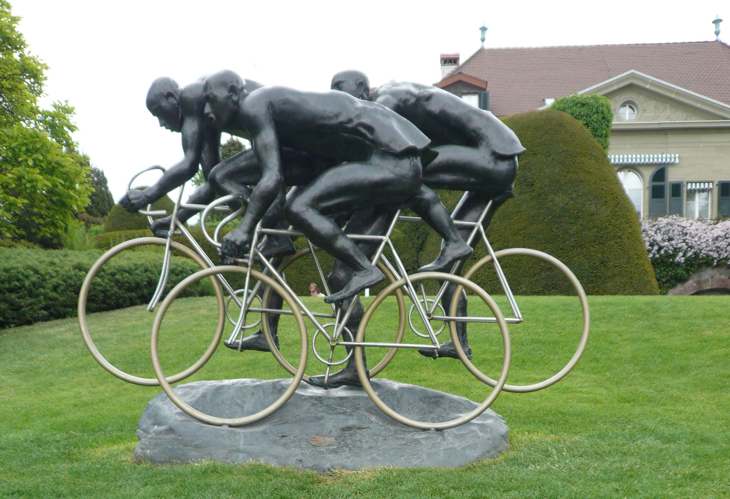 Mihály Gábor szobra az Olimpiai Múzeum parkjában.