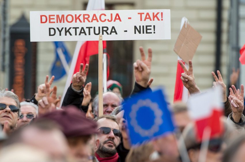 Demokrácia: igen, diktatúra: nem!