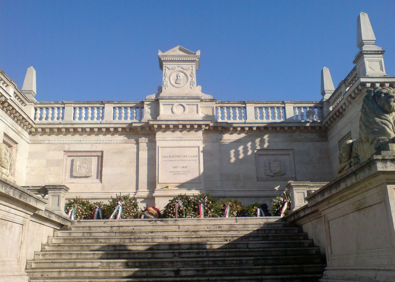 Sírok között egyenlő minden ember