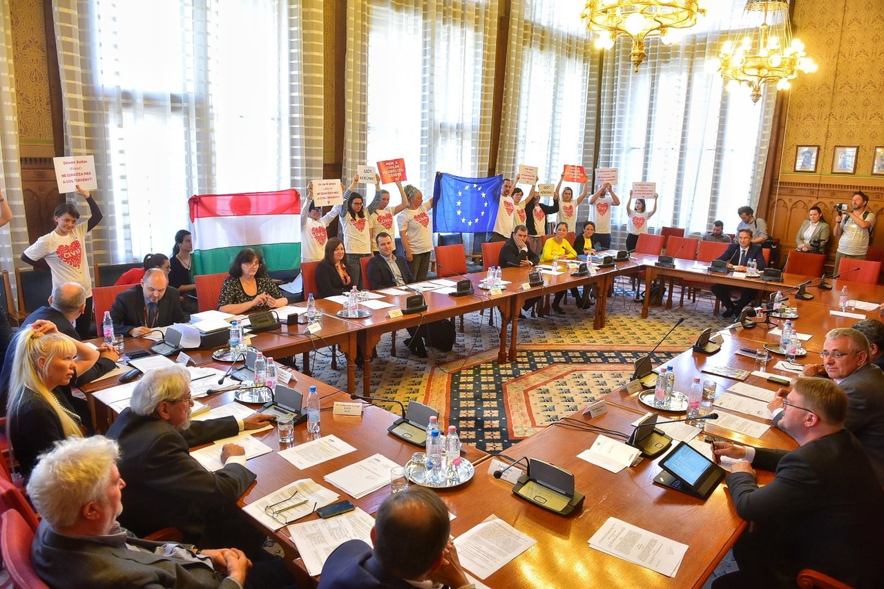 A TASZ a civil szervezeteket megbélyegző törvényjavaslat visszavonását követeli