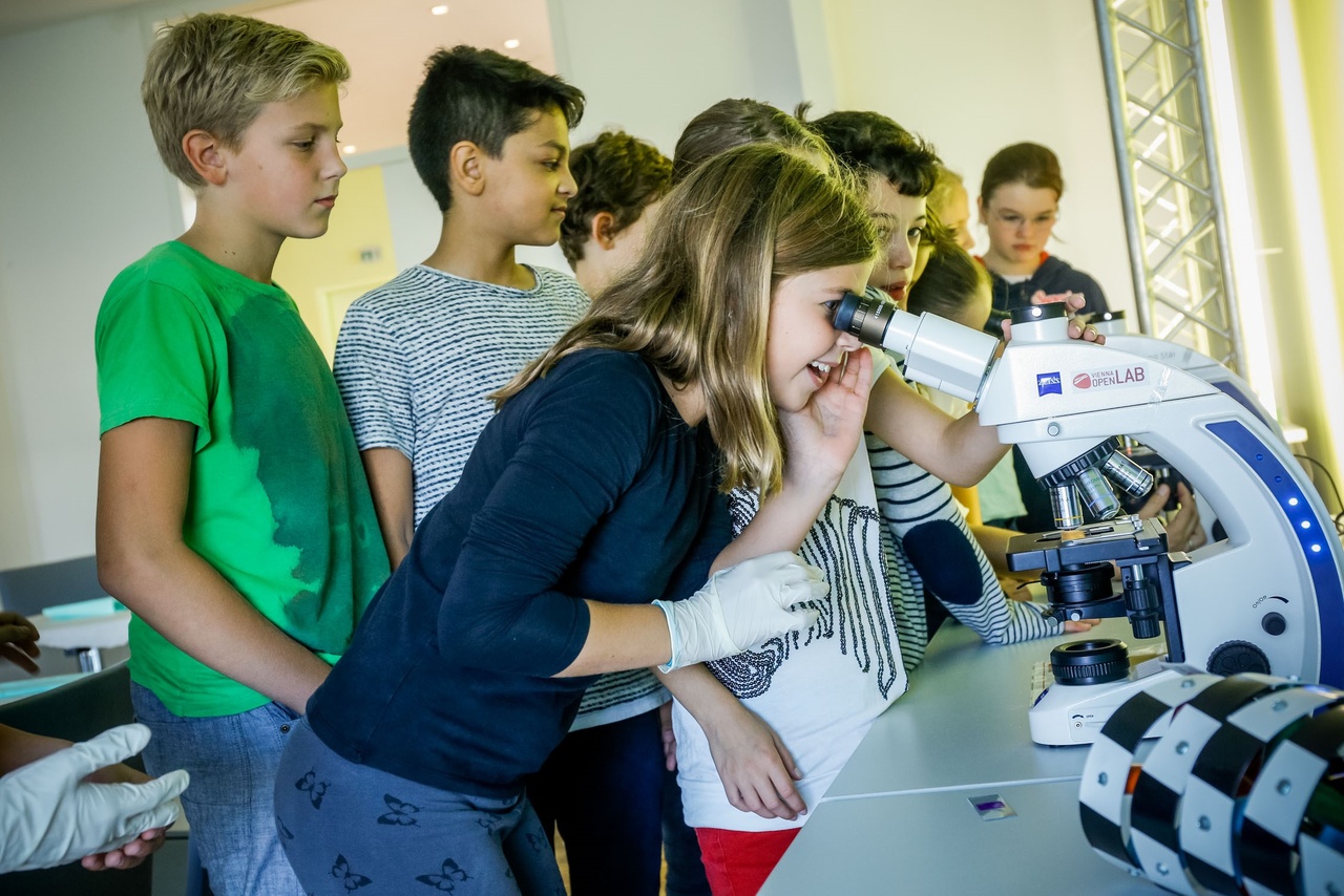 A kutatás bécsi ünnepe robotok, önvezető busz, gondolattal irányítható játék