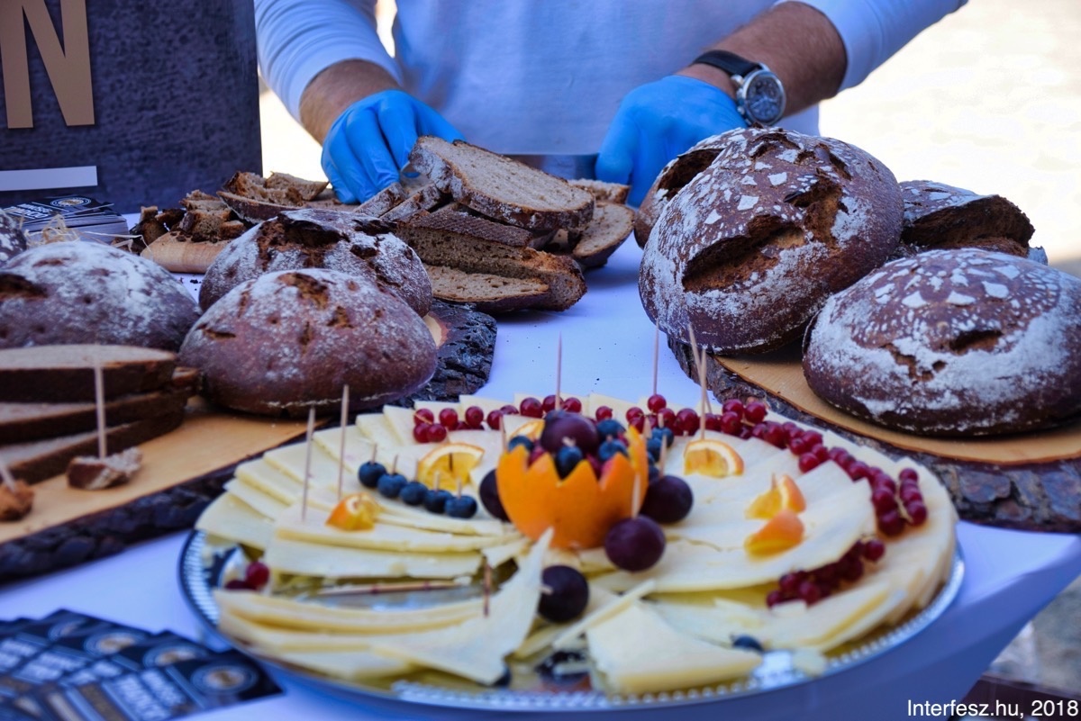 Mézalmás, Hajsza és Deres: az év kenyerei és tortái