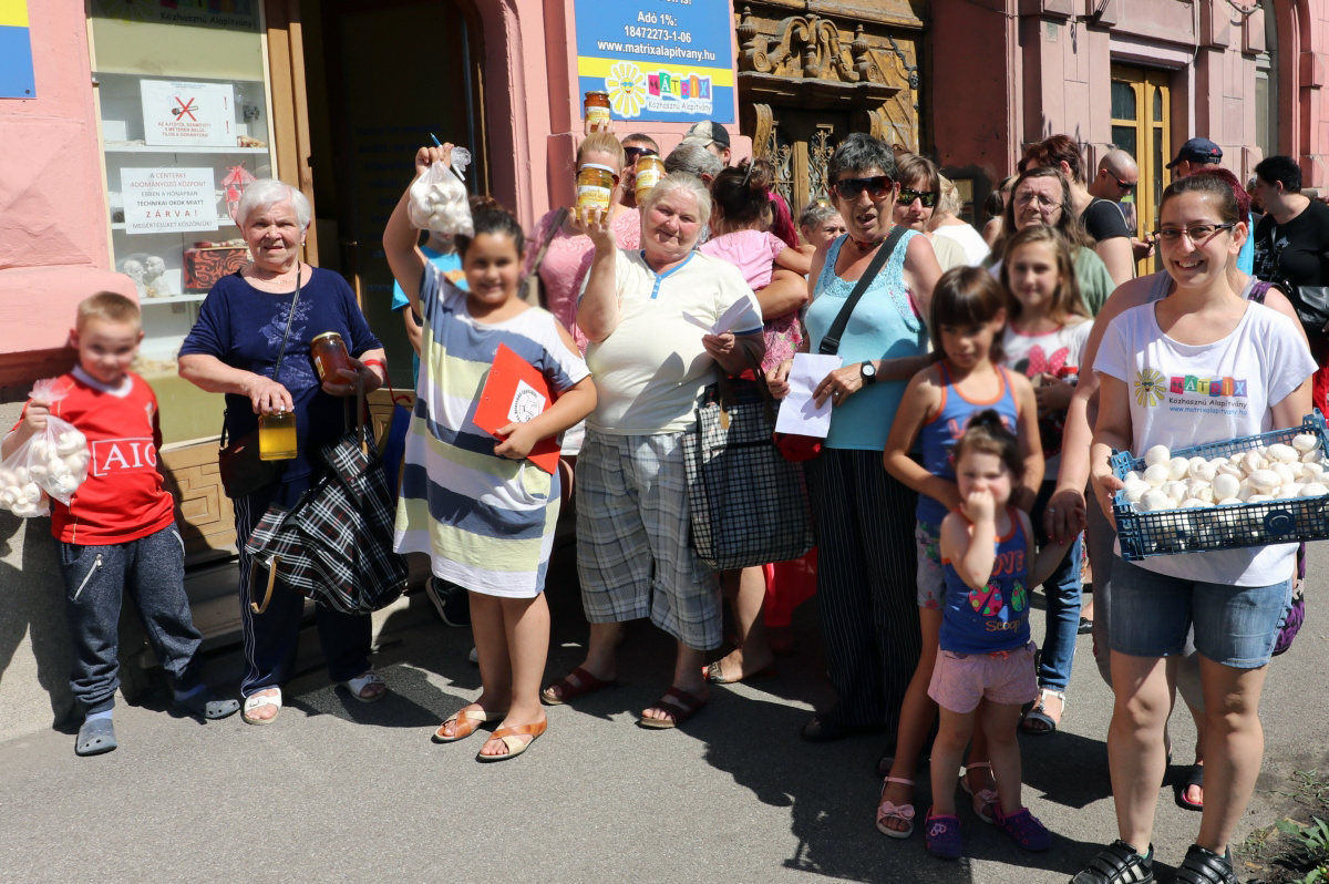 Rászorulók kaptak mézet és gombát