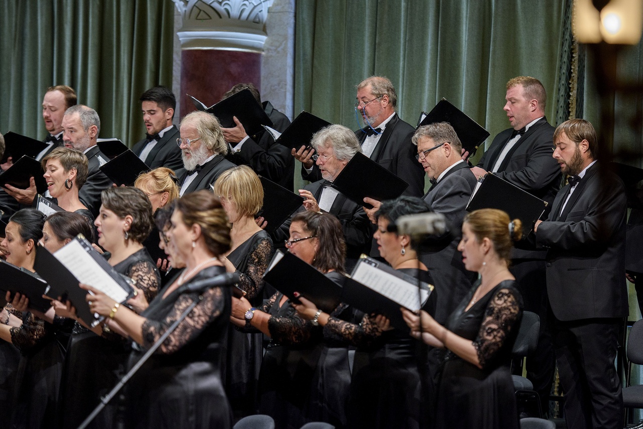 Nagy élménynek kínálkozik: elénekelt telefonálás – Petrovics Emil Lysistratéja