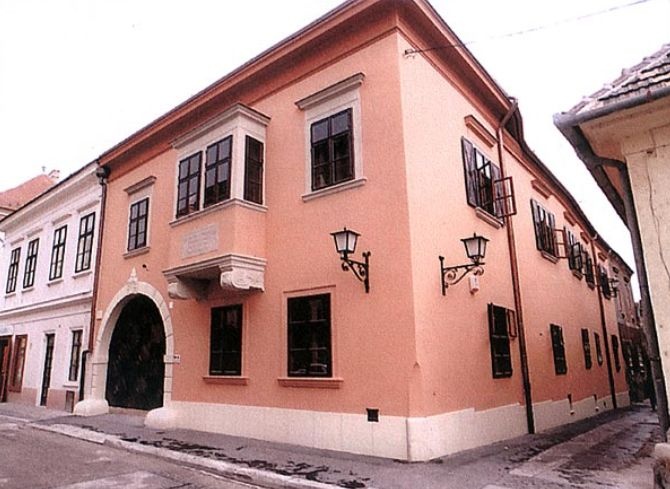 Akárhány állami és önkormányzati épület lehet még ingyen az egyházaké