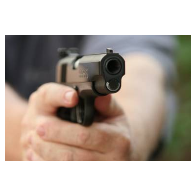 Más bőrébe bújt a fegyveres, verekedő fickó