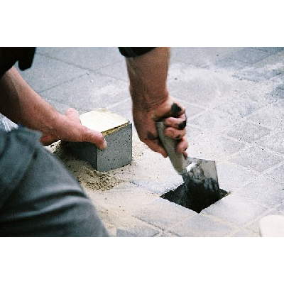 Emlékeztető botlatókövek – Európában 60 ezer ház előtt