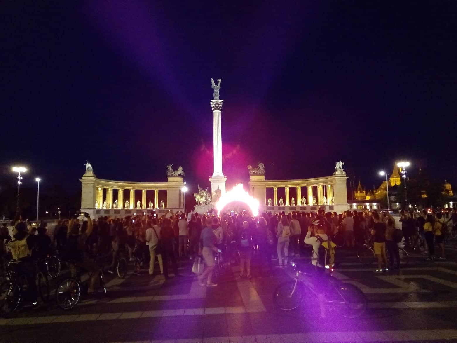 Életveszélyben vagyunk! Lángoló Föld  a pesti Hősök terén