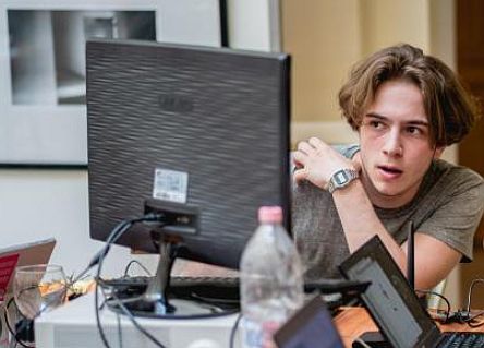 Molycsapdával lett különdíjas az ifjú magyar tudós