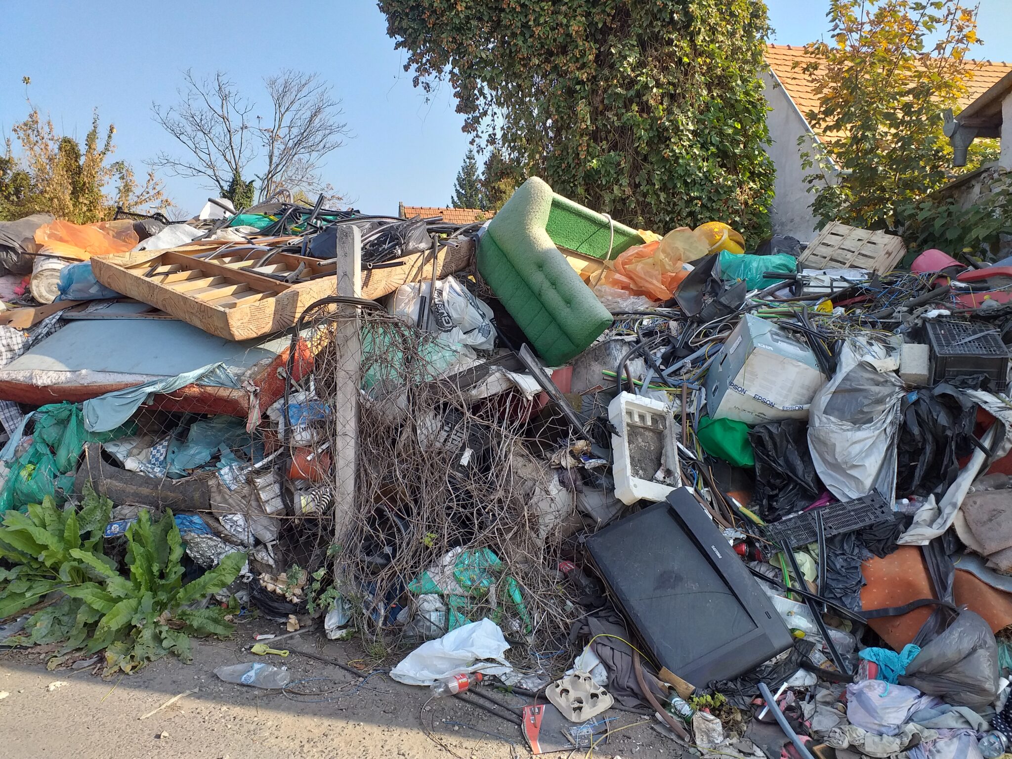 Borkai dacos hivatala – közben gyűlik a szemét a győri Tűz utcában