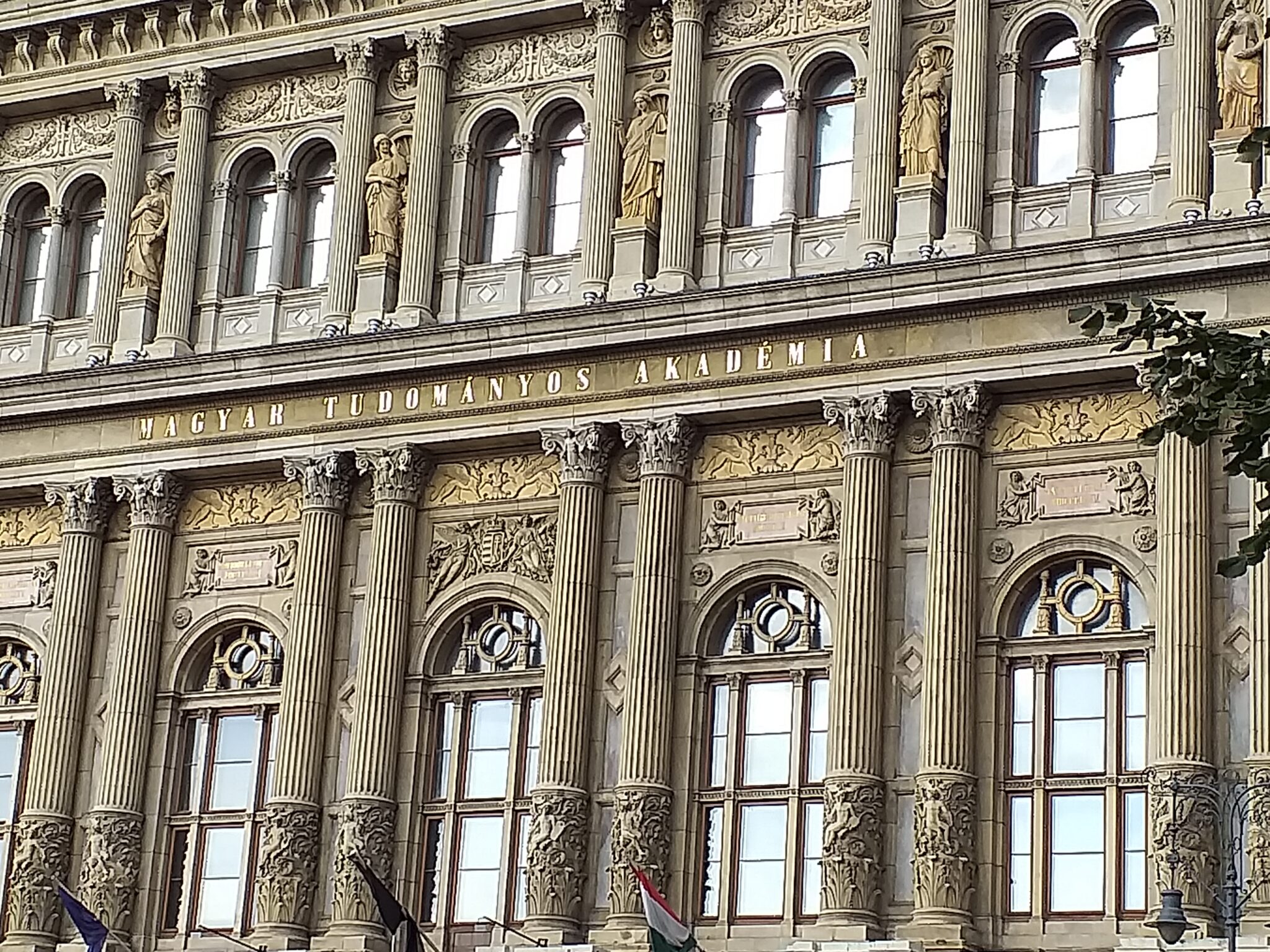 „Kiváló Kutatóhely” címet alapított a kutatóintézeteitől megfosztott Akadémia