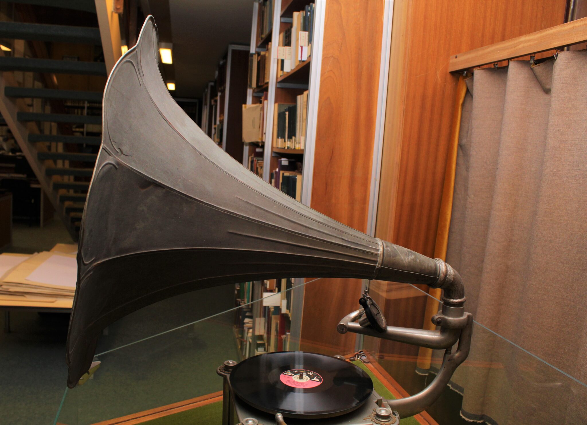 Széchényi Könyvtár, gramofonlemez-gyűjtemény: a legszebb karácsonyi énekek antik bakelitlemezen