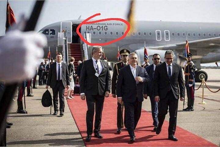 Katonai géppel Dubajba