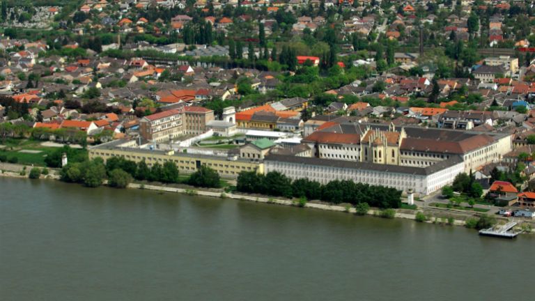 Hazugságért beperli a Magyar Helsinki Bizottság a csótányozó lelkészt