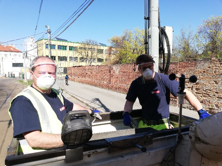 Arcmaszkot nyomtat a Bécsi Közlekedési Vállalat