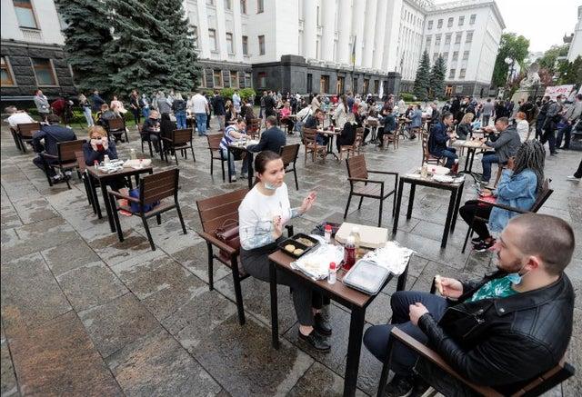 Nyitnak a bárok, hotelek, múzeumok