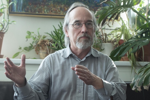 Szathmáry Eörs visszalépett