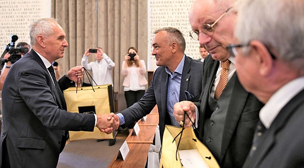 Kézműves vázával köszönték meg Borkainak