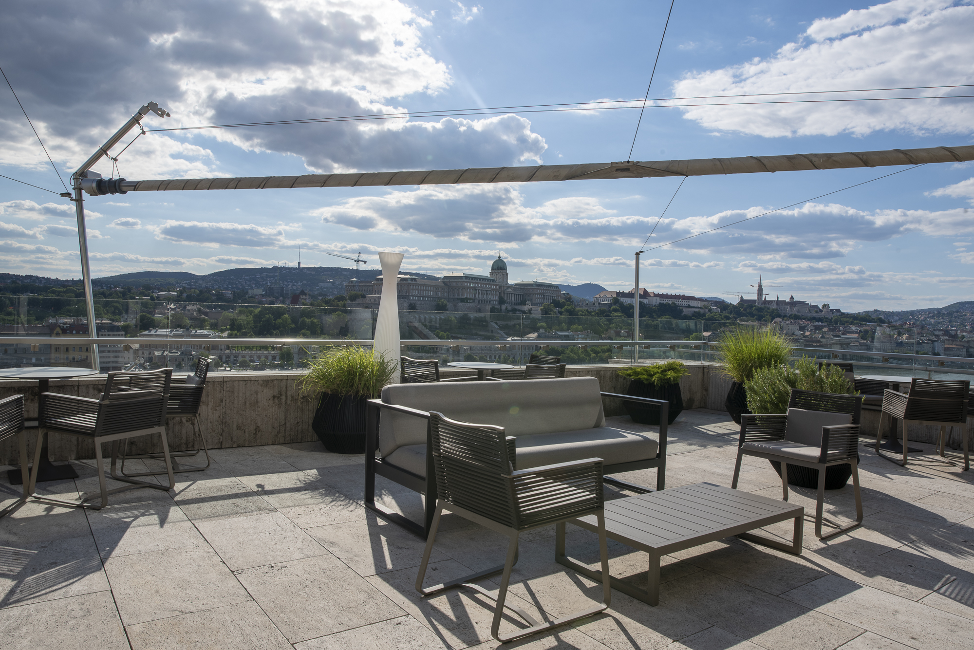 Koccintás a város fölött