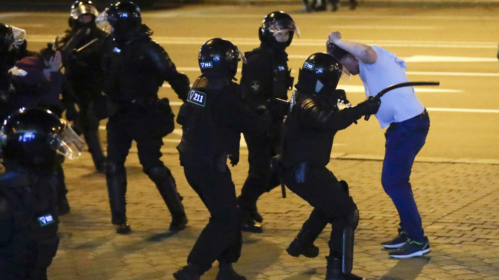 Brutális verésekről számolnak be a kiengedett minszki tüntetők