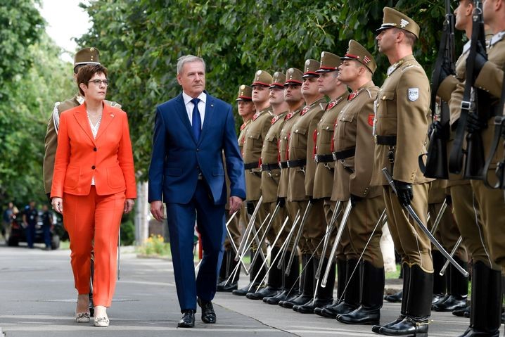 Német páncélosokhoz a magyar szélsőjobb zenél