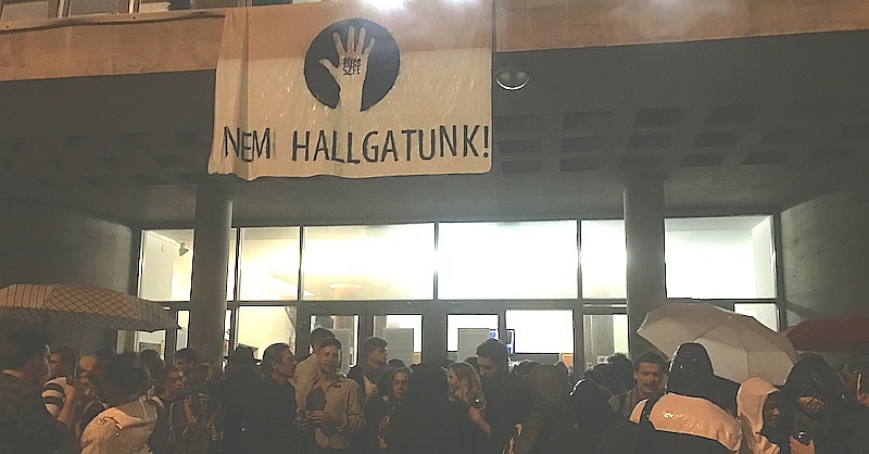 Kezdődik az előadás