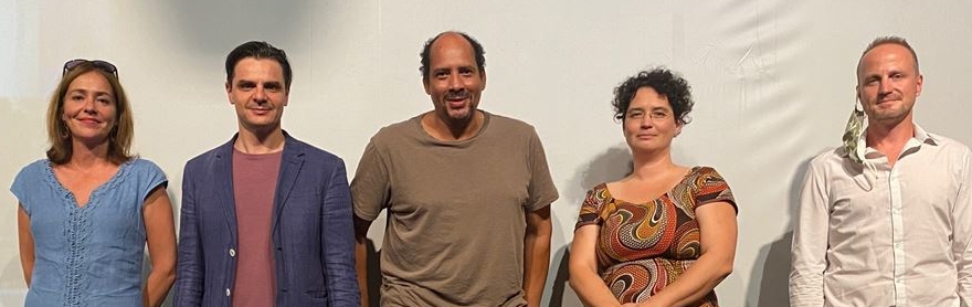 Megállt az idő: veszélyben a magyar szinkron