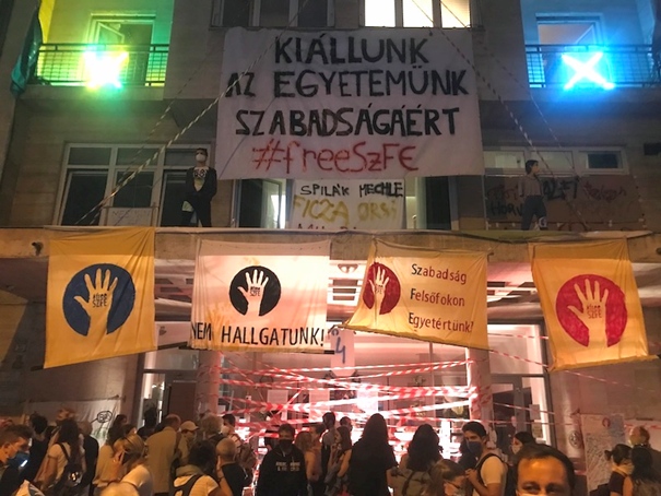 „Ki viselné a kor gúny-csapásit…”