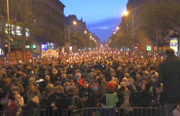Orbánnak üzentek az SZFE-tüntetésen