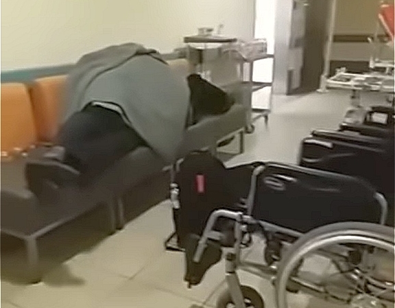 Budapesti kórház: folyosón, székeken alszanak a covidos betegek