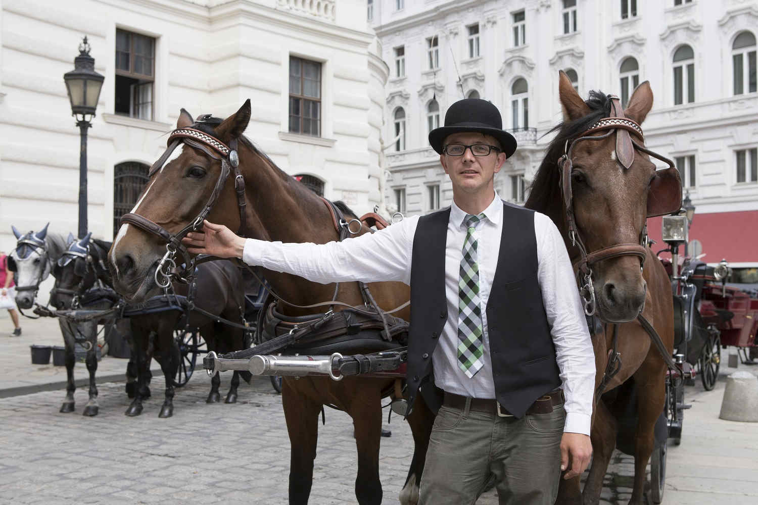 Takarmányt gyűjtenek lovaiknak a bécsi fiákeresek