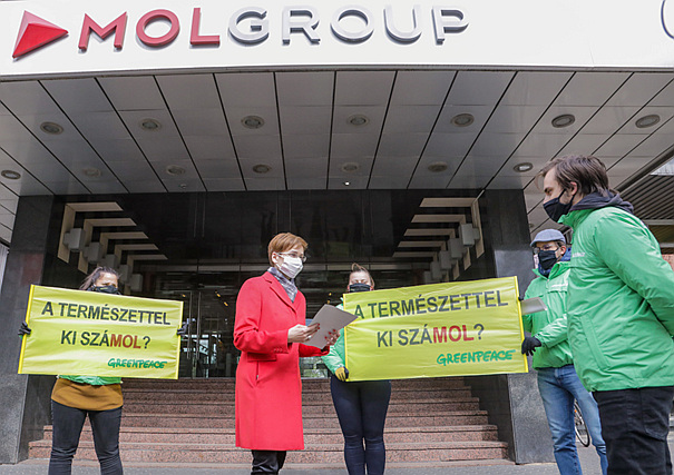 Greenpeace-tiltakozás a MOL-székháznál