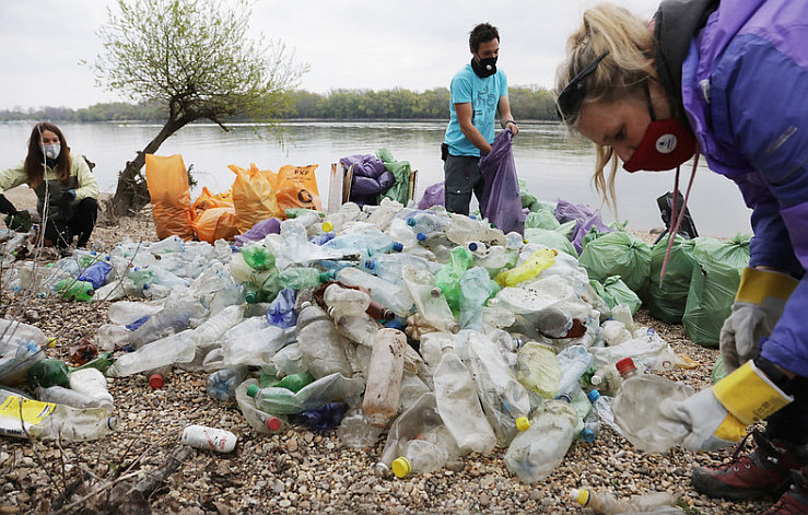 Fuldoklik a Duna-part a műanyagban – a fő ludas a Coca-Cola