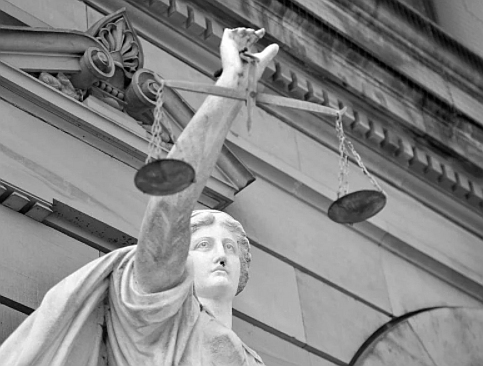 Tízhónapos gyermeke előtt ölte meg az édesanyát